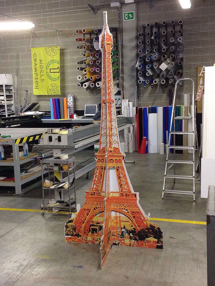 Torre Eiffel con panel de abeja